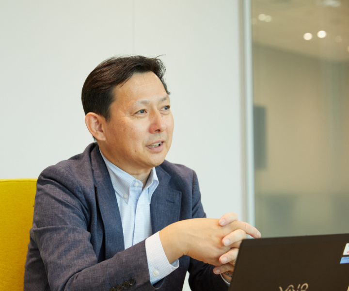 8階の会議室でオフィスについて語る小野氏