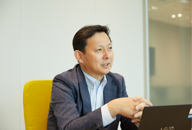 8階の会議室でオフィスについて語る小野氏