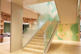 6階と7階を気軽に行き来できる内階段