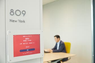 都市名を冠した会議室には、便利な予約システムを導入